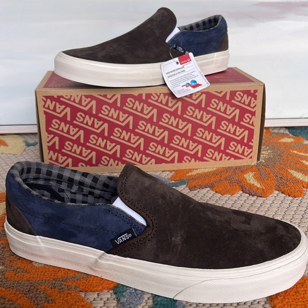 Vans Men’s Classic Slip-On
Pig Suede Plaid Brown/Navy
VN000BVZBF1
Sneakers - Picture 3 of 16